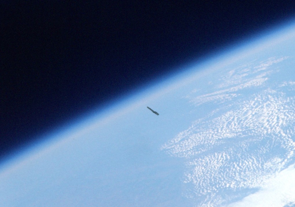 cigar-shaped-ufo-above-earth-september-2013